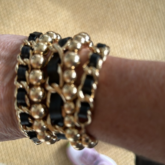 Bracelet stack - 2 gold beaded bracelet and 3 black faux leather and gold chains - Picture 4 of 5